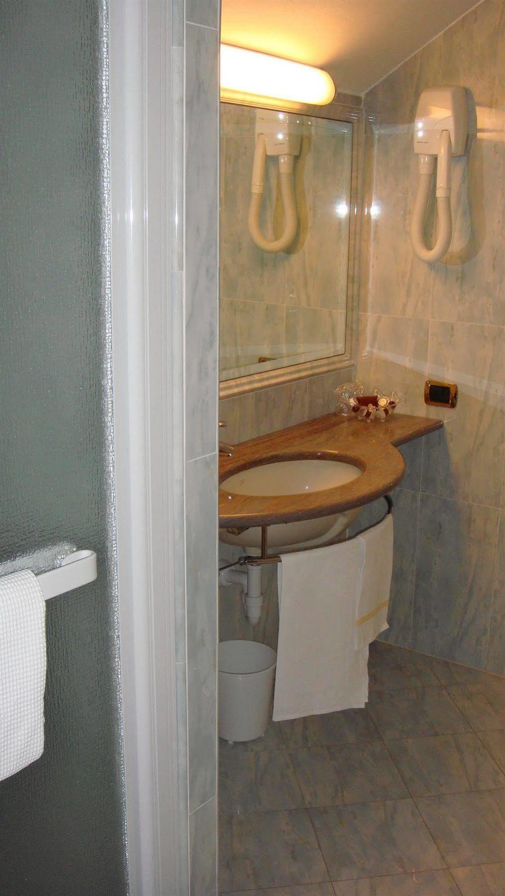 דומודוסולה Albergo Corona מראה חיצוני תמונה